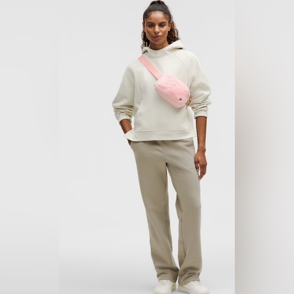 NWT Everywhere Belt Bag Plush Fleece-Strawberry Milkshake - Picture 2 of 10